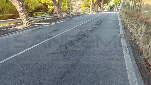 Sanremo, buche e avvallamenti in via Padre Semeria: “Auto e moto costrette a fare lo slalom” Sanremo, buche e avvallamenti in via Padre Semeria: “Auto e moto costrette a fare lo slalom”