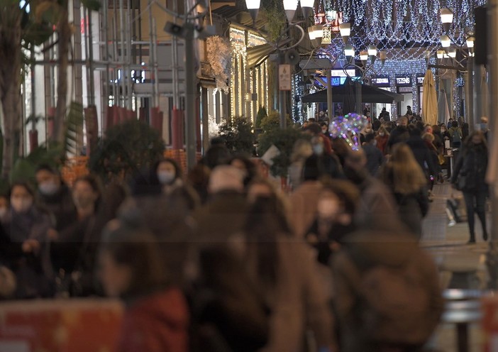 Il Covid cresce all'estero e crollano le prenotazioni dei turisti stranieri nel ponente: per ora ci 'salvano' gli italiani
