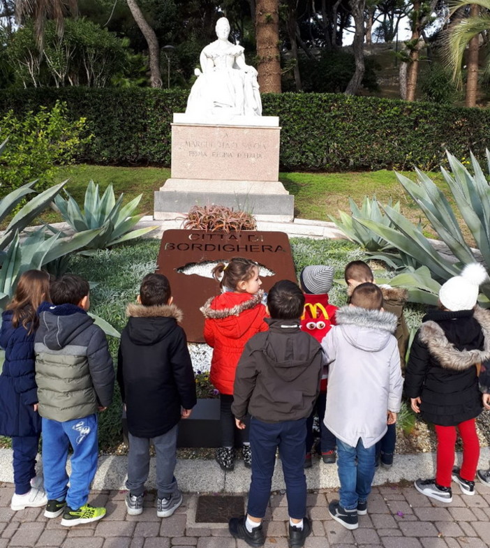 Gli alunni dell'Istituto Cavour di Ventimiglia in visita al monumento della Regina Margherita di Savoia (Foto)