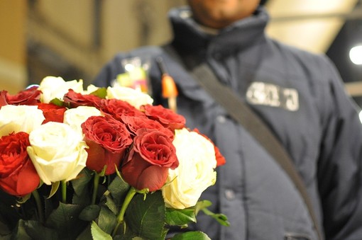 Sanremo: venditore di rose troppo insistente, cliente di un ristorante lo colpisce con una bottiglia