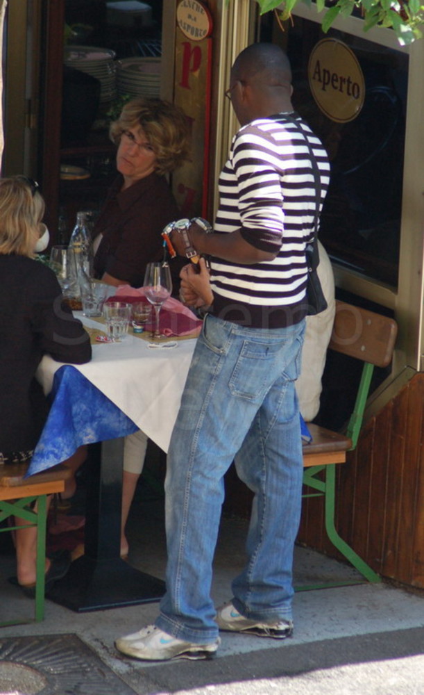 Sanremo: i Carabinieri sequestrano 1.200 griffe false a senegalese 21enne Sanremo: i Carabinieri sequestrano 1.200 griffe false a senegalese 21enne