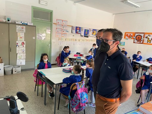 Il sindaco Ingenito e l'assessore Gnutti a scuola
