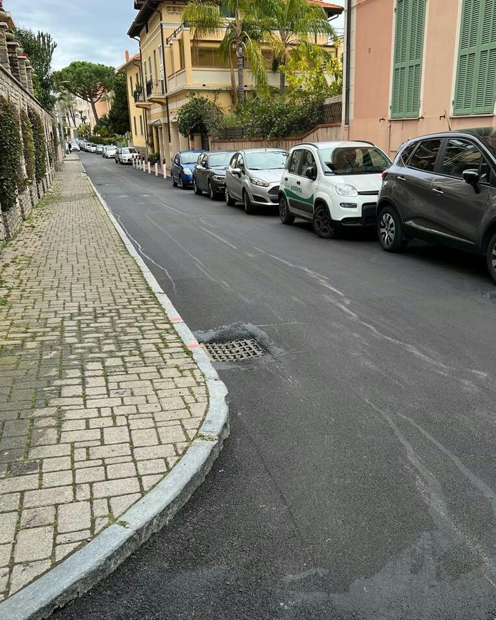 Bordighera, autocarro sul marciapiede: scatta il divieto di sosta in via Roberto Bordighera, autocarro sul marciapiede: scatta il divieto di sosta in via Roberto