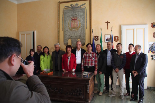 Sanremo: delegazione dei tour operator cinesi in visita a Palazzo Bellevue: “I nostri turisti cercano shopping, cultura e buon cibo” (foto e video)
