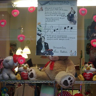 Il Festival di Sanremo nelle vetrine di via Agosti a Sanremo con i cartelloni del centro diurno disabili Atelier Il Liocorno