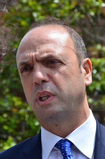 Il Ministro Alfano sullo sgombero annunciato: "A Ventimiglia 120 migranti su migliaia che stiamo soccorrendo" Il Ministro Alfano sullo sgombero annunciato: "A Ventimiglia 120 migranti su migliaia che stiamo soccorrendo"