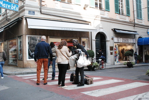 Le contrattazioni all'angolo con via Carli