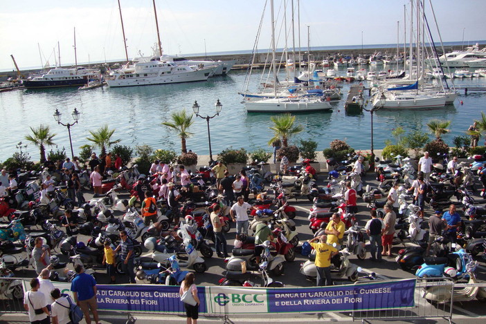Sanremo: successo per il raduno 'Vespe al Mare 2' di ieri in piazzale Vesco Sanremo: successo per il raduno 'Vespe al Mare 2' di ieri in piazzale Vesco