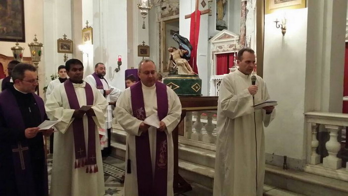 Pontedassio: ieri sera la Via Crucis del Vicariato tra Villa Guardia e Villa Viani (Foto)