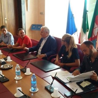 Imperia, il sindaco Claudio Scajola consegna alle veliste Elena Oddone e Francesca Riano l'invito alle Vele D'Epoca per il sindaco di Newport