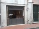 Imperia:  vandali in azione nella notte, distrutta la vetrina della pizzeria Spaccanapoli a Oneglia (Foto)