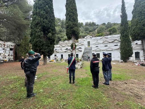 Corona ai cippi dei cimiteri frazionali, Ventimiglia commemora i defunti (Foto)