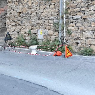 Sanremo: water per coprire un buco nell'asfalto all'incrocio di via De Amicis, la segnalazione (Foto)