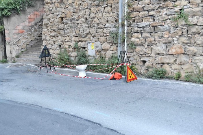 Sanremo: water per coprire un buco nell'asfalto all'incrocio di via De Amicis, la segnalazione (Foto) Sanremo: water per coprire un buco nell'asfalto all'incrocio di via De Amicis, la segnalazione (Foto)