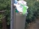 Sanremo: ancora degrado in Via Vallarino, cestini non ripuliti da giorni. La segnalazione di una lettrice
