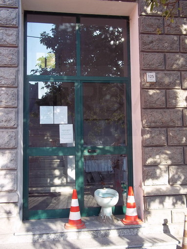 Isolabona: proteste per le troppe multe, un wc di fronte al comune e un bidet di fronte a casa di un Consigliere