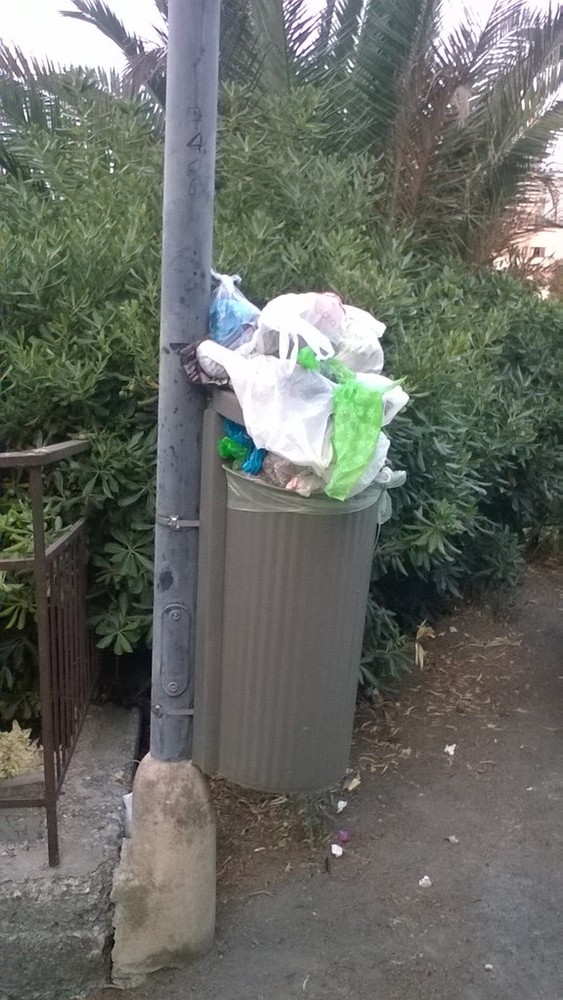 Sanremo: ancora degrado in Via Vallarino, cestini non ripuliti da giorni. La segnalazione di una lettrice