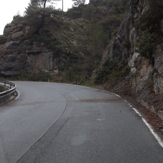 Olivetta San Michele: rimosso il masso caduto ieri, liberata la strada verso il paese (Foto)