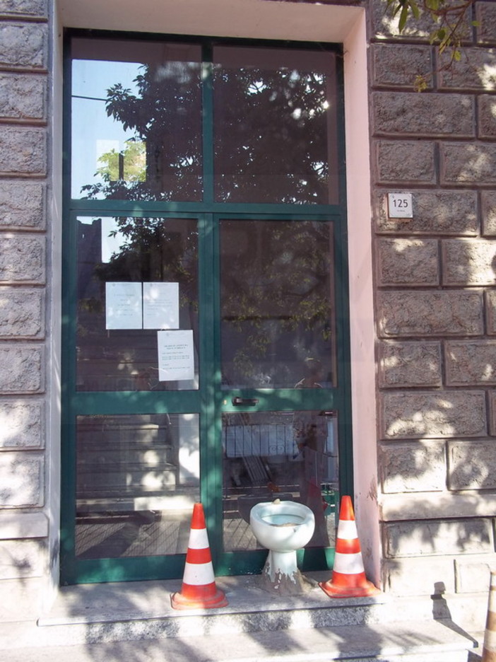 Isolabona: proteste per le troppe multe, un wc di fronte al comune e un bidet di fronte a casa di un Consigliere Isolabona: proteste per le troppe multe, un wc di fronte al comune e un bidet di fronte a casa di un Consigliere