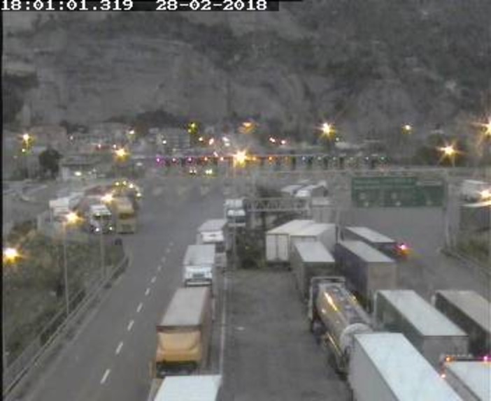 Ventimiglia: nevica sull'autostrada, la Francia chiude l'accesso ai mezzi pesanti ed è vietato il transito anche in Italia