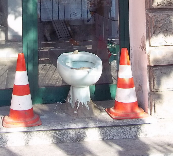 Isolabona: i Carabinieri di Dolceacqua hanno scoperto i buontemponi ' del wc' di sabato notte Isolabona: i Carabinieri di Dolceacqua hanno scoperto i buontemponi ' del wc' di sabato notte