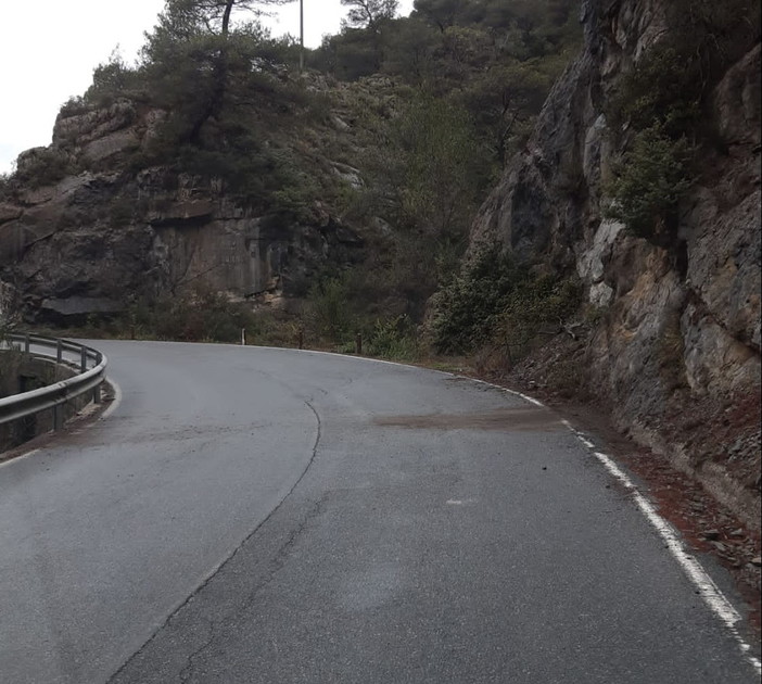 Olivetta San Michele: rimosso il masso caduto ieri, liberata la strada verso il paese (Foto)