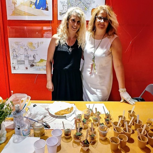La food blogger bordigotta Raffaella Fenoglio con uno show cooking a basso indice glicemico delizia i partecipanti alla presentazione della Guida Astrologica