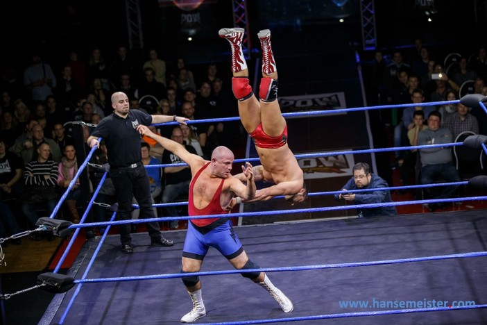 Riva Ligure: in piazza Ughetto torna lo spettacolo del wrestling