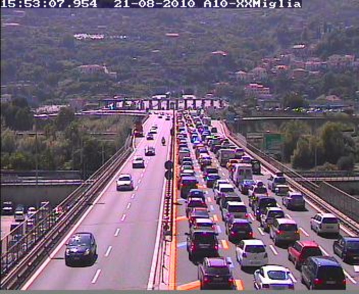 Traffico sostenuto sulla A10 verso la Francia, previste code anche domani
