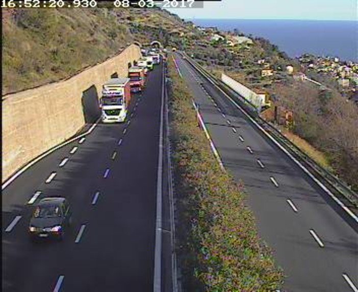 Mezzo pesante in panne in una deviazione di carreggiata: lunghe code sulla A10 tra Bordighera e Sanremo Mezzo pesante in panne in una deviazione di carreggiata: lunghe code sulla A10 tra Bordighera e Sanremo