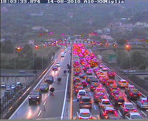 Piove e il traffico va in tilt in tutta la provincia. Code sull'A10 in direzione Francia Piove e il traffico va in tilt in tutta la provincia. Code sull'A10 in direzione Francia