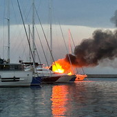 Yacht in fiamme a Portosole, prende quota l'ipotesi del corto circuito: l'imbarcazione trasferita in un'area di sicurezza Yacht in fiamme a Portosole, prende quota l'ipotesi del corto circuito: l'imbarcazione trasferita in un'area di sicurezza