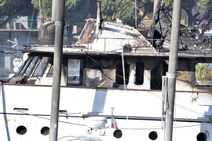 Sanremo: incendio di giovedì scorso allo yacht nel cantiere, per le indagini non si potrà salire fino a lunedì