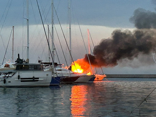 Yacht in fiamme a Portosole, prende quota l'ipotesi del corto circuito: l'imbarcazione trasferita in un'area di sicurezza