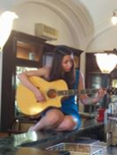 Imperia: alla pasticceria Piccardo di Oneglia le riprese del videoclip della cantante Ylenia Lucisano