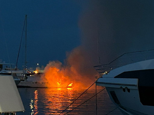 Yacht in fiamme a Portosole, intervento provvidenziale: rogo domato in pochi minuti, nessun ferito Yacht in fiamme a Portosole, intervento provvidenziale: rogo domato in pochi minuti, nessun ferito