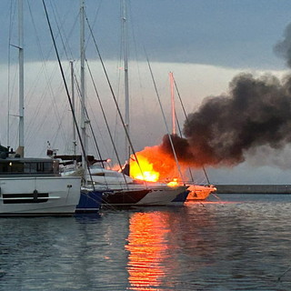 Yacht in fiamme a Portosole, prende quota l'ipotesi del corto circuito: l'imbarcazione trasferita in un'area di sicurezza Yacht in fiamme a Portosole, prende quota l'ipotesi del corto circuito: l'imbarcazione trasferita in un'area di sicurezza
