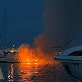 Yacht in fiamme a Portosole, intervento provvidenziale: rogo domato in pochi minuti, nessun ferito Yacht in fiamme a Portosole, intervento provvidenziale: rogo domato in pochi minuti, nessun ferito