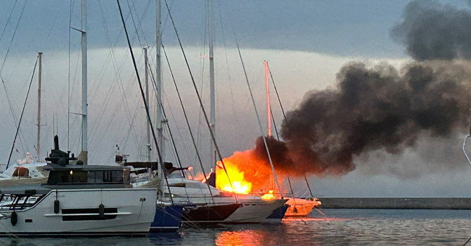 Yacht in fiamme a Portosole, prende quota l'ipotesi del corto circuito: l'imbarcazione trasferita in un'area di sicurezza