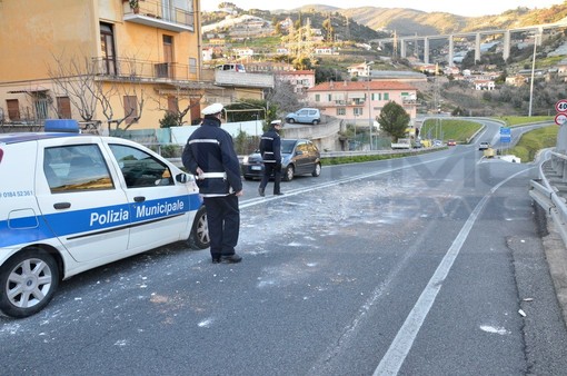 Sanremo: perde 'zetto' all'ingresso dell'Aurelia Bis e fugge via, evitati incidenti per l'intervento di un automobilista e dei Vigili
