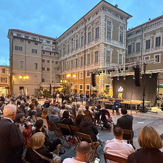 Grande successo per lo show in piazza Borea d’Olmo del Comitato Rolando Sindaco (Foto)
