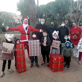 Vallecrosia: Babbo Natale e consegna borse di studio e riconoscimenti per l’anzianità di servizio alla Zitomirski