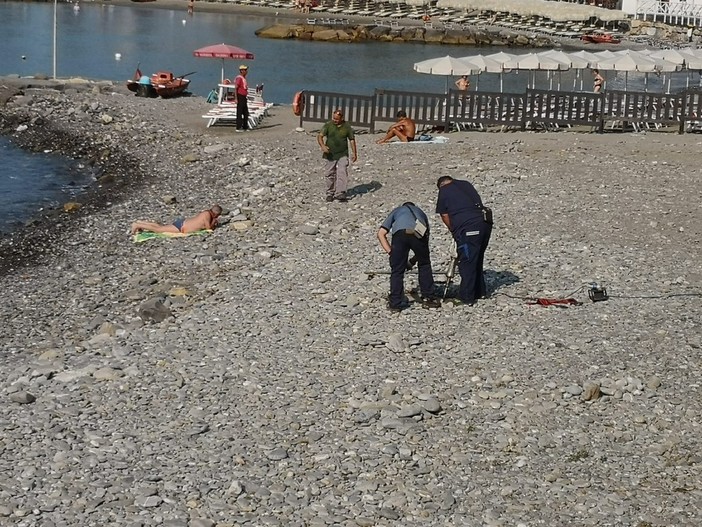 Imperia: divieto di balneazione al Prino. Tra oggi e domani termina l'intervento dell'Amat. Poi si attende il via libera dell'Arpal Imperia: divieto di balneazione al Prino. Tra oggi e domani termina l'intervento dell'Amat. Poi si attende il via libera dell'Arpal
