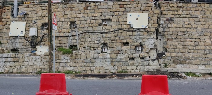 Il muro di sostegno di via Duca d'Aosta Il muro di sostegno di via Duca d'Aosta