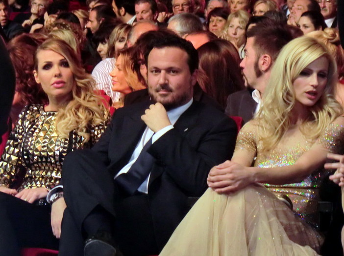 Un 'fortunato' Sindaco Zoccarato, ieri tra Ilary Blasi e Michelle Huntziker Un 'fortunato' Sindaco Zoccarato, ieri tra Ilary Blasi e Michelle Huntziker