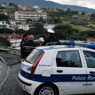 Sanremo: il Sindaco Zoccarato sorprende un operaio che getta abusivamente lo zetto nei cassonetti Sanremo: il Sindaco Zoccarato sorprende un operaio che getta abusivamente lo zetto nei cassonetti