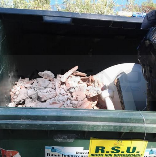 I 'furbetti del cassonetto' colpiscono anche a Cervo: abbandonati materiali inerti in un contenitore della spazzatura a Capo Mimosa