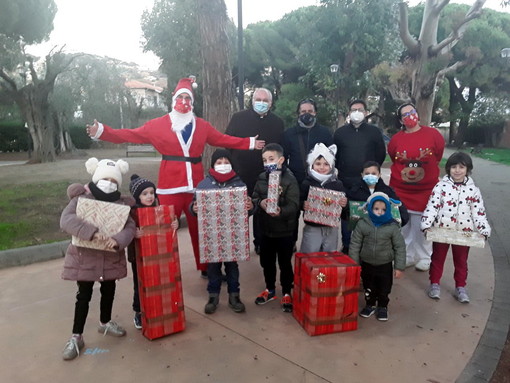 Vallecrosia: Babbo Natale e consegna borse di studio e riconoscimenti per l’anzianità di servizio alla Zitomirski Vallecrosia: Babbo Natale e consegna borse di studio e riconoscimenti per l’anzianità di servizio alla Zitomirski