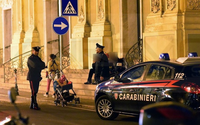 Sanremo: chiede le elemosine con il figlio piccolo di fronte alla chiesa degli Angeli, fermata dai Carabinieri Sanremo: chiede le elemosine con il figlio piccolo di fronte alla chiesa degli Angeli, fermata dai Carabinieri