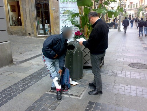 Sanremo: prosegue la lotta all'accattonaggio ma la Legge non è certo dalla parte delle forze dell'ordine Sanremo: prosegue la lotta all'accattonaggio ma la Legge non è certo dalla parte delle forze dell'ordine